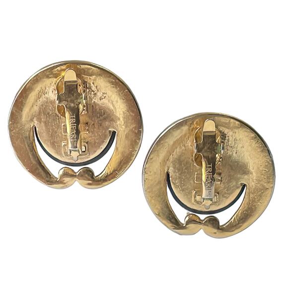 1990s Trifari Black Faux Onyx Plastic Button Style Gold Plate Clip On Earrings - Picture 2 of 3